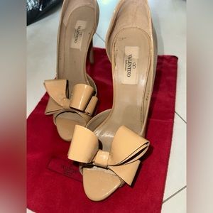 Authentic nude Valentino patent bow peep toe pumps size 38